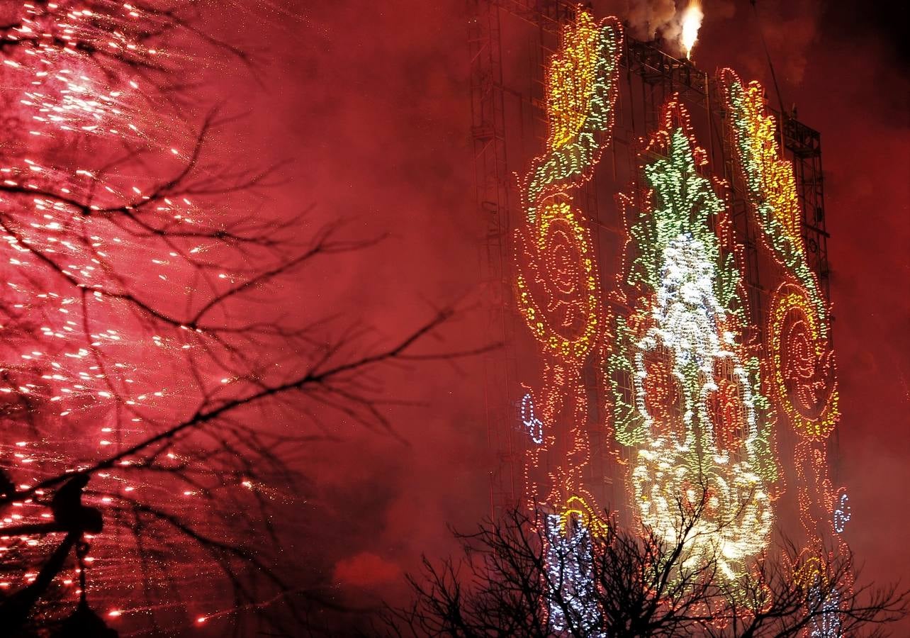 Fotos de la mascletà vertical &#039;Amstel Nit de l&#039;Espolín&#039;