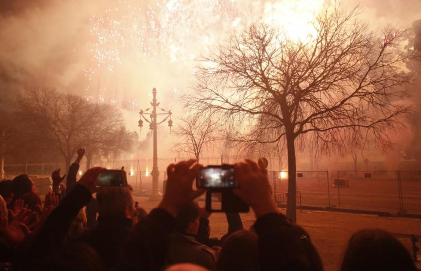 Fotos de la mascletà vertical &#039;Amstel Nit de l&#039;Espolín&#039;