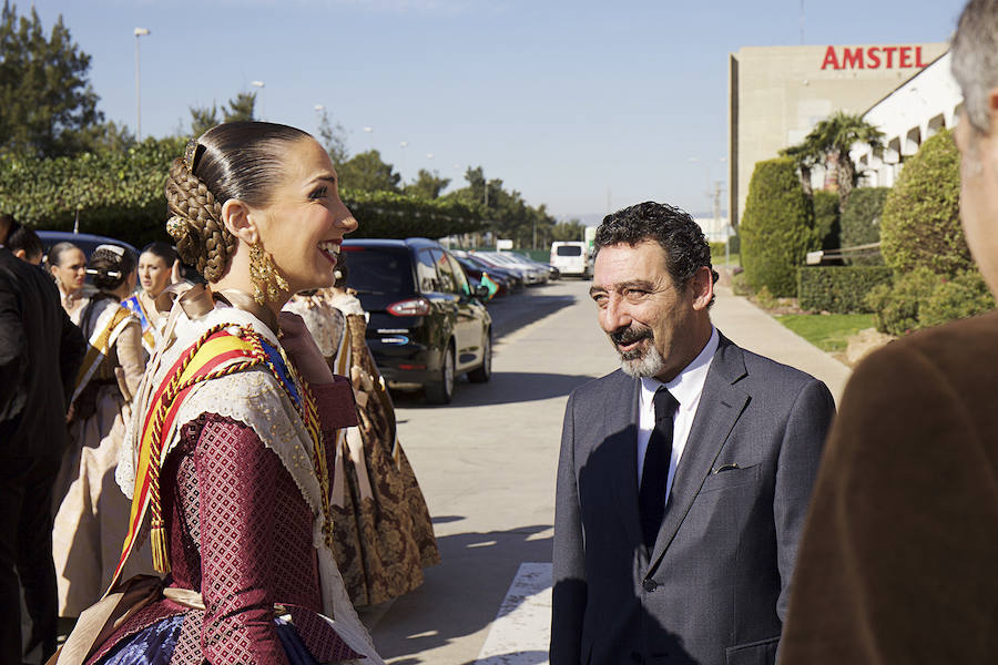 Fotos de la visita de Raquel Alario, fallera mayor de Valencia y su corte de honor a la fábrica de Amstel