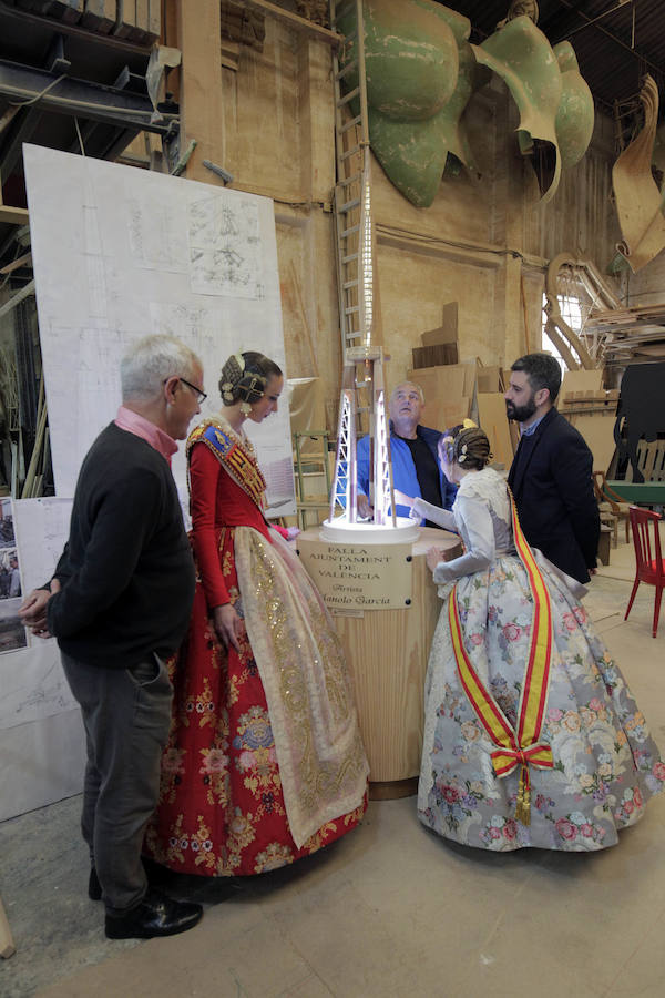 Fotos de la visita de las falleras mayores de Valencia a la Ciudad del Artista Fallero