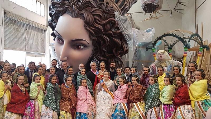 Fotos de la visita de las falleras mayores de Valencia a la Ciudad del Artista Fallero