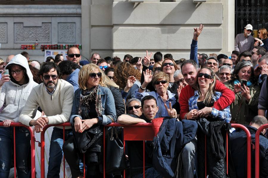 Fallas 2017 | Búscate en las fotografías de la mascletà de Ricardo Caballer en la plaza del Ayuntamiento