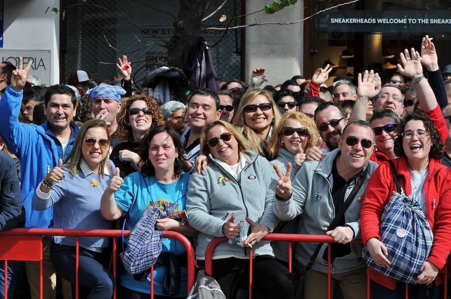 Fallas 2017 | Búscate en las fotografías de la mascletà de Ricardo Caballer en la plaza del Ayuntamiento