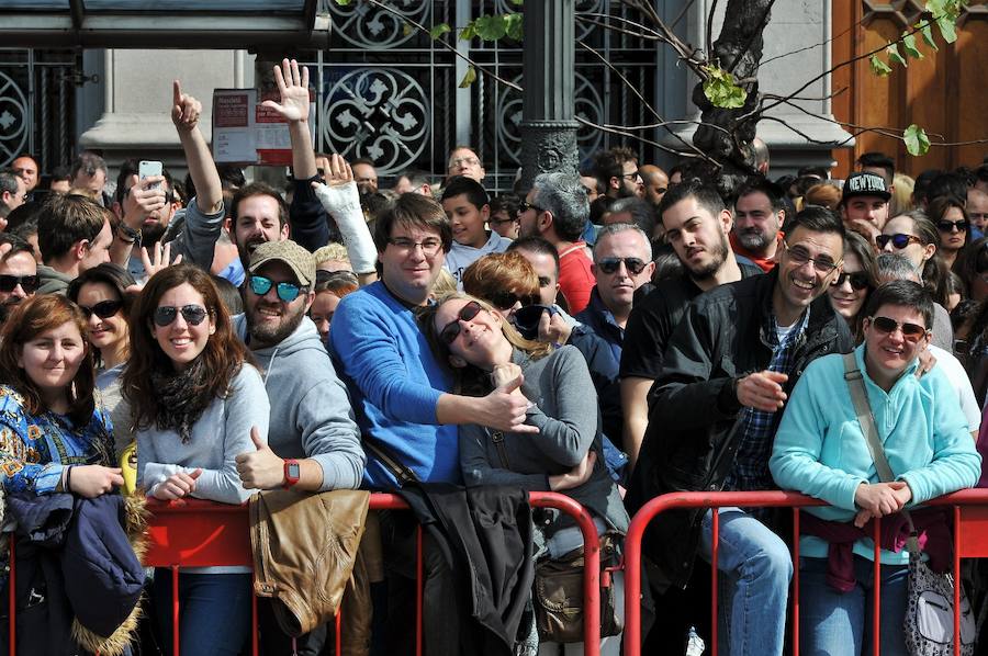 Fallas 2017 | Búscate en las fotografías de la mascletà de Ricardo Caballer en la plaza del Ayuntamiento