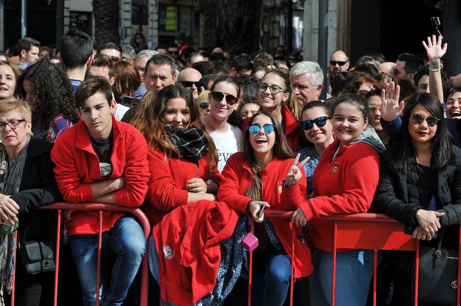 Fallas 2017 | Búscate en las fotografías de la mascletà de Ricardo Caballer en la plaza del Ayuntamiento