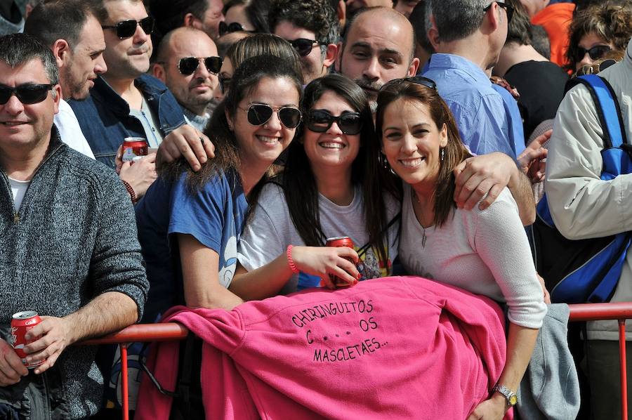 Fallas 2017 | Búscate en las fotografías de la mascletà de Ricardo Caballer en la plaza del Ayuntamiento