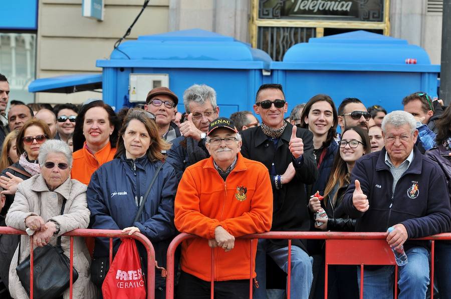 Fallas 2017 | Búscate en las fotografías de la mascletà de Ricardo Caballer en la plaza del Ayuntamiento