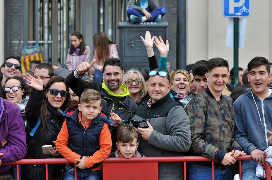 Fallas 2017 | Búscate en las fotografías de la mascletà de Ricardo Caballer en la plaza del Ayuntamiento