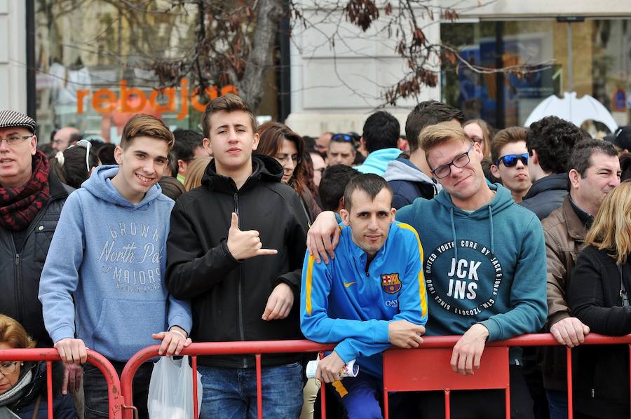 Fallas 2017 | Búscate en las fotografías de la mascletà de Ricardo Caballer en la plaza del Ayuntamiento