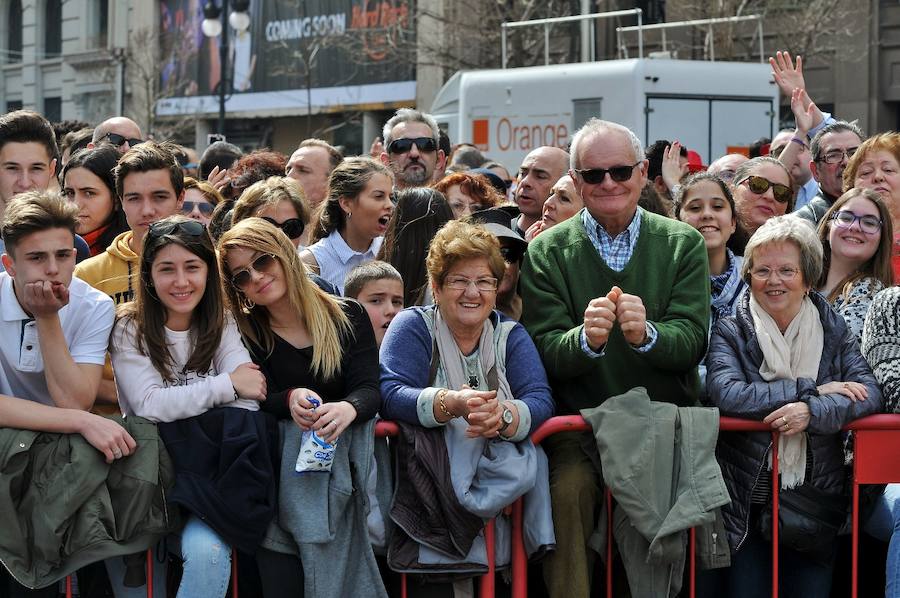 Fallas 2017 | Búscate en las fotografías de la mascletà de Ricardo Caballer en la plaza del Ayuntamiento