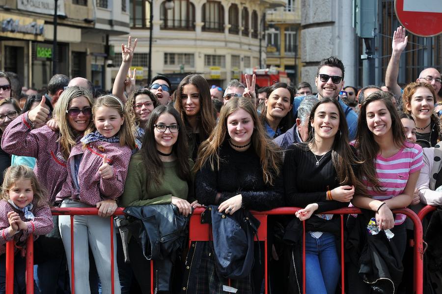 Fallas 2017 | Búscate en las fotografías de la mascletà de Ricardo Caballer en la plaza del Ayuntamiento