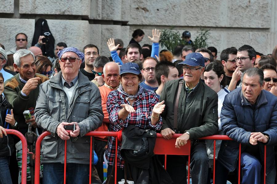 Fallas 2017 | Búscate en las fotografías de la mascletà de Ricardo Caballer en la plaza del Ayuntamiento