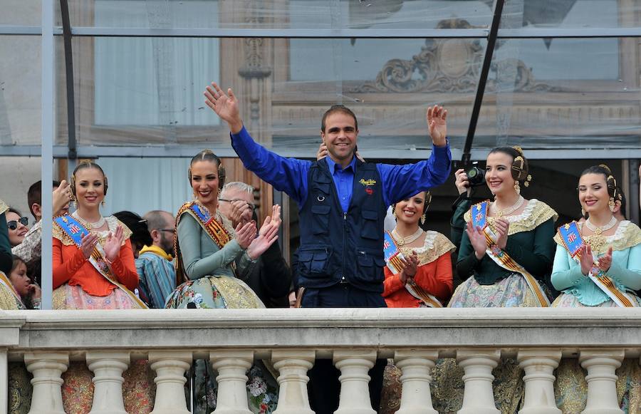 Fallas 2017 | Búscate en las fotografías de la mascletà de Ricardo Caballer en la plaza del Ayuntamiento