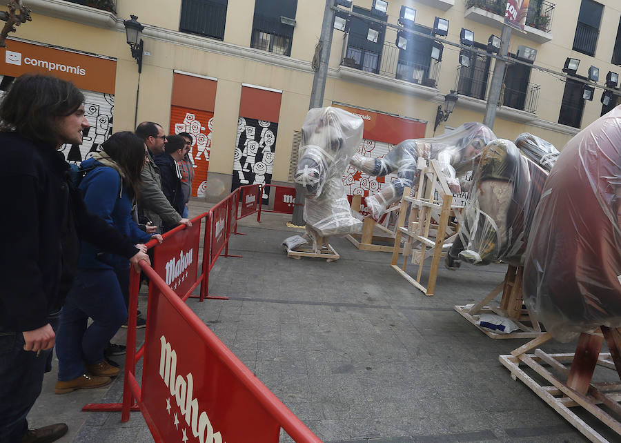 Fotos de los primeros ninots de las Fallas 2017 en las calles de Valencia