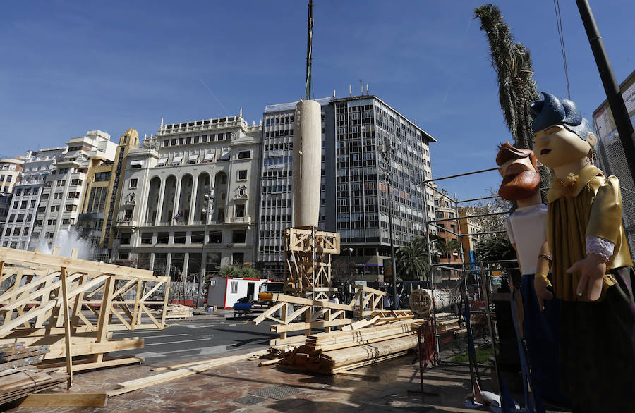 Fotos de la plantà de la falla del Ayuntamiento