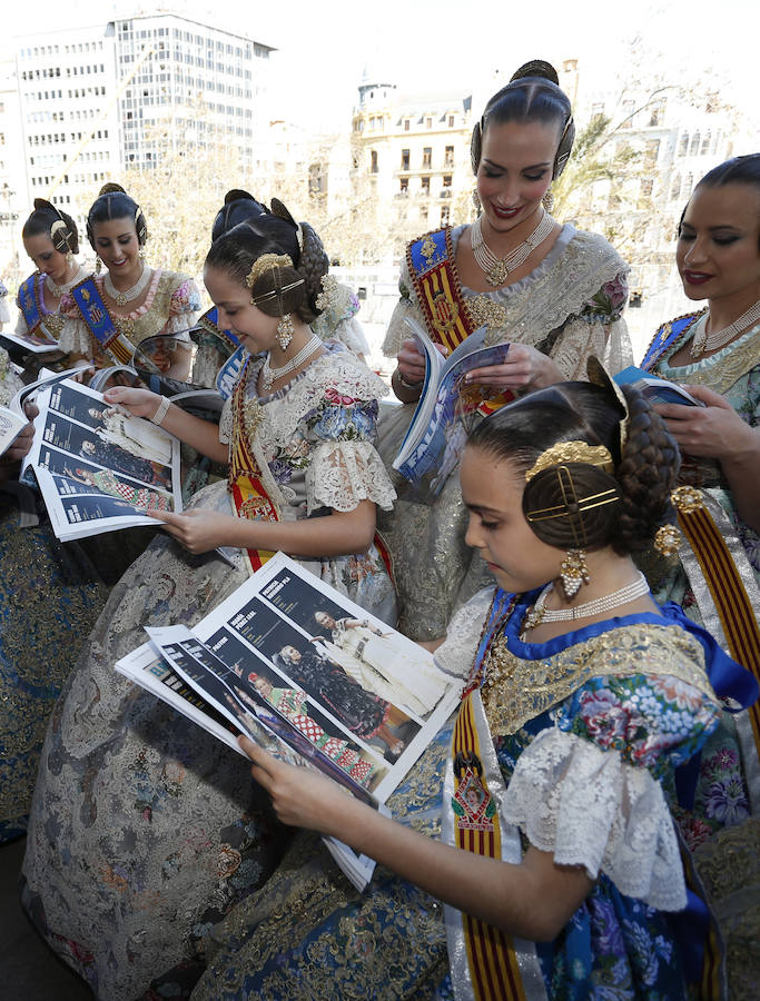 Fotos de la presentación del suplemento especial de Fallas de Las Provincias en el balcón del Ayuntamiento