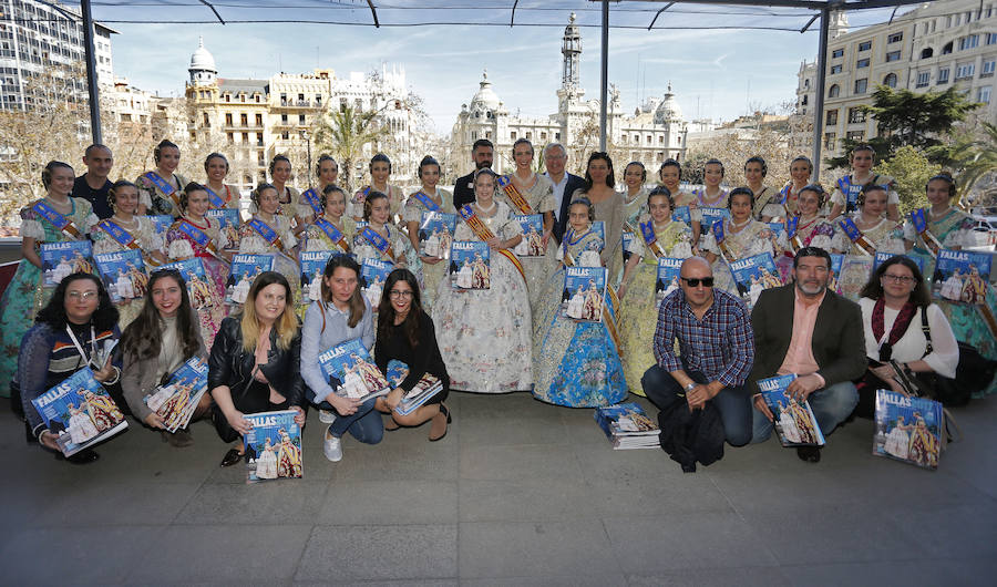 Fotos de la presentación del suplemento especial de Fallas de Las Provincias en el balcón del Ayuntamiento