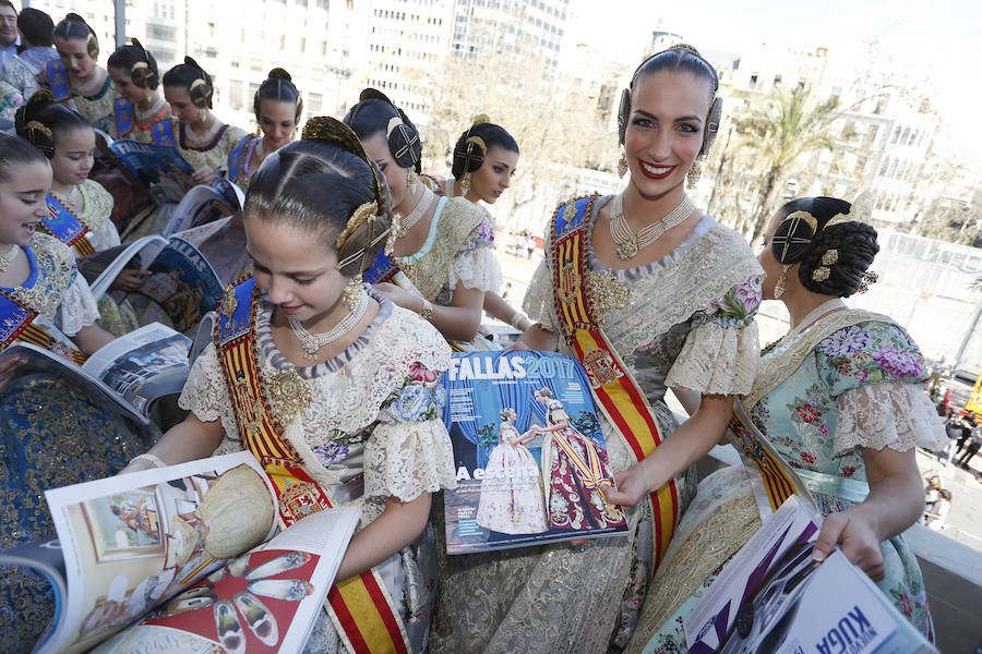 Fotos de la presentación del suplemento especial de Fallas de Las Provincias en el balcón del Ayuntamiento