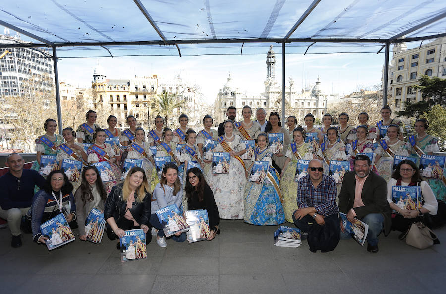 Fotos de la presentación del suplemento especial de Fallas de Las Provincias en el balcón del Ayuntamiento