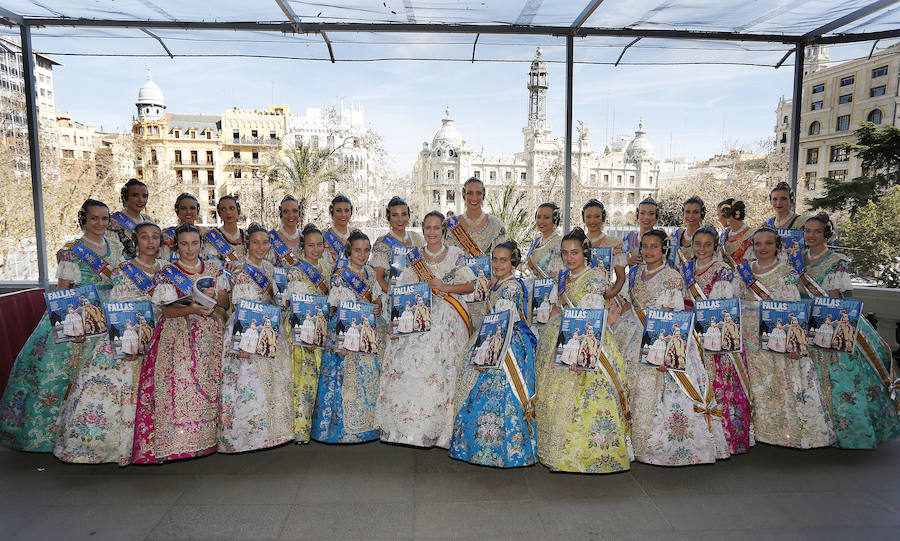 Fotos de la presentación del suplemento especial de Fallas de Las Provincias en el balcón del Ayuntamiento