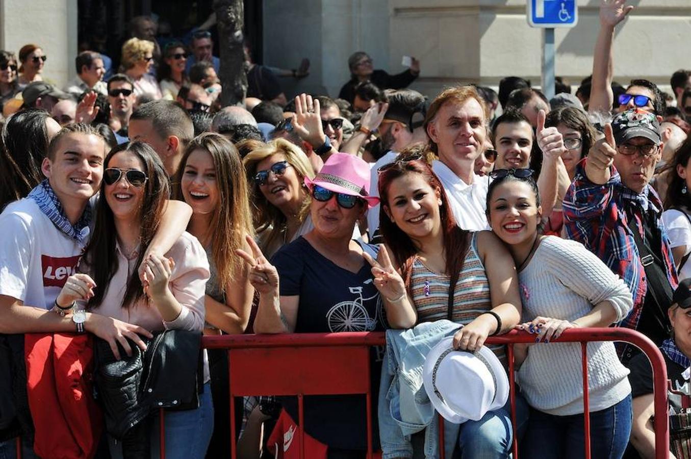 Fotos de la mascletà del sábado 11 de marzo de 2017 de Pirotecnia Tomás de Benicarló. Búscate