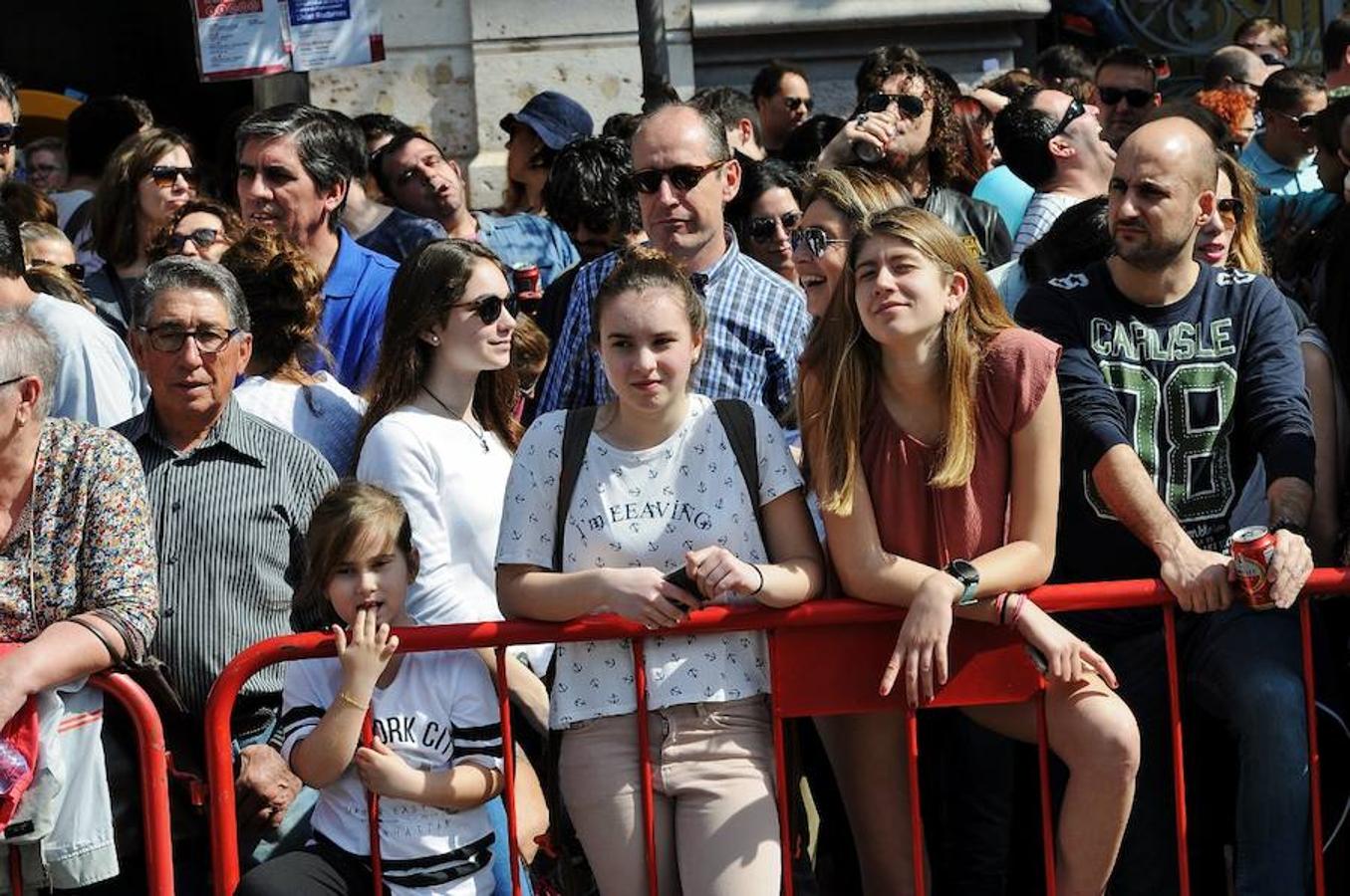 Fotos de la mascletà del sábado 11 de marzo de 2017 de Pirotecnia Tomás de Benicarló. Búscate