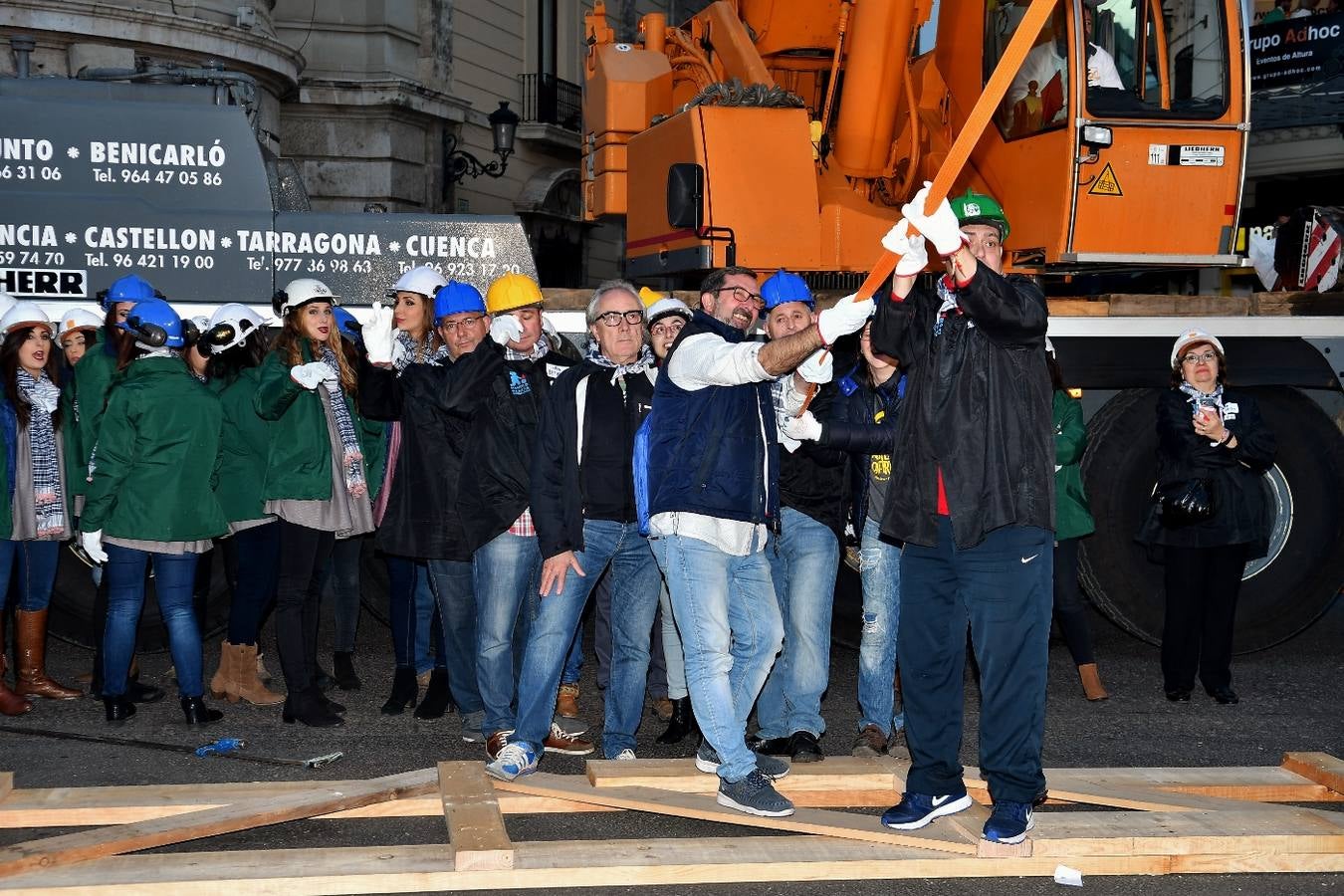 Fotos de la plantà al tombe de la falla de la plaza del Ayuntamiento de Valencia