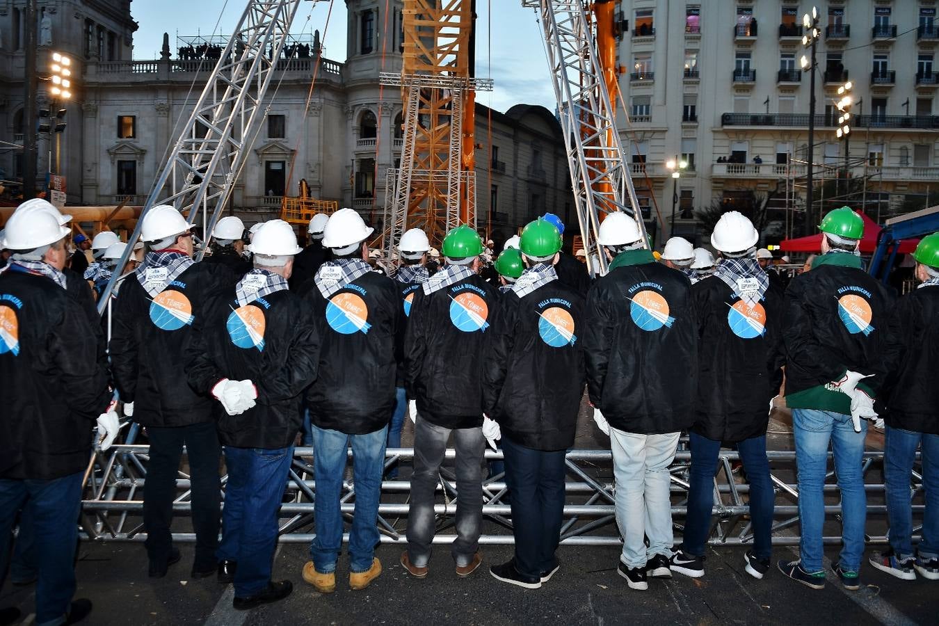 Fotos de la plantà al tombe de la falla de la plaza del Ayuntamiento de Valencia