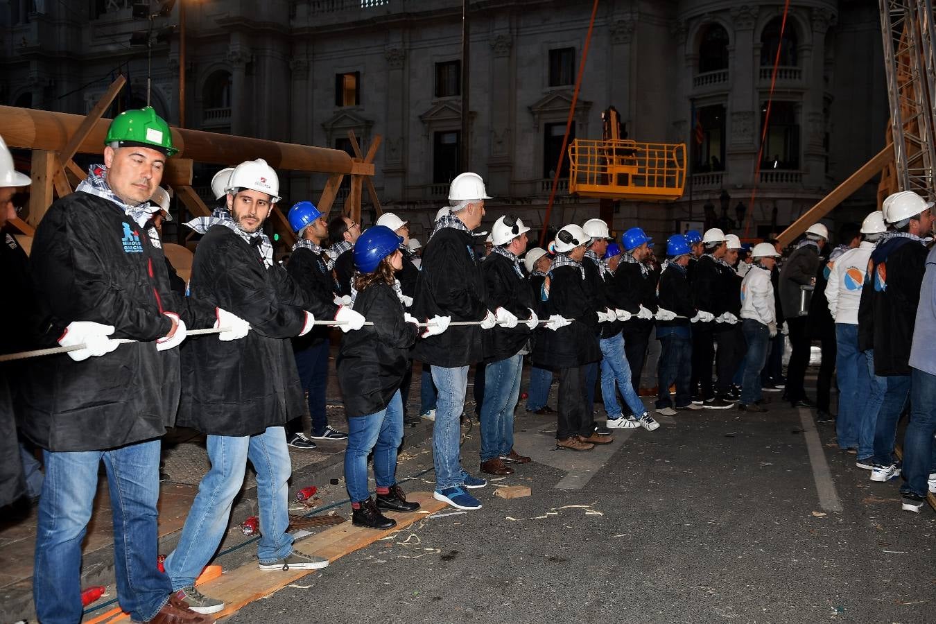 Fotos de la plantà al tombe de la falla de la plaza del Ayuntamiento de Valencia