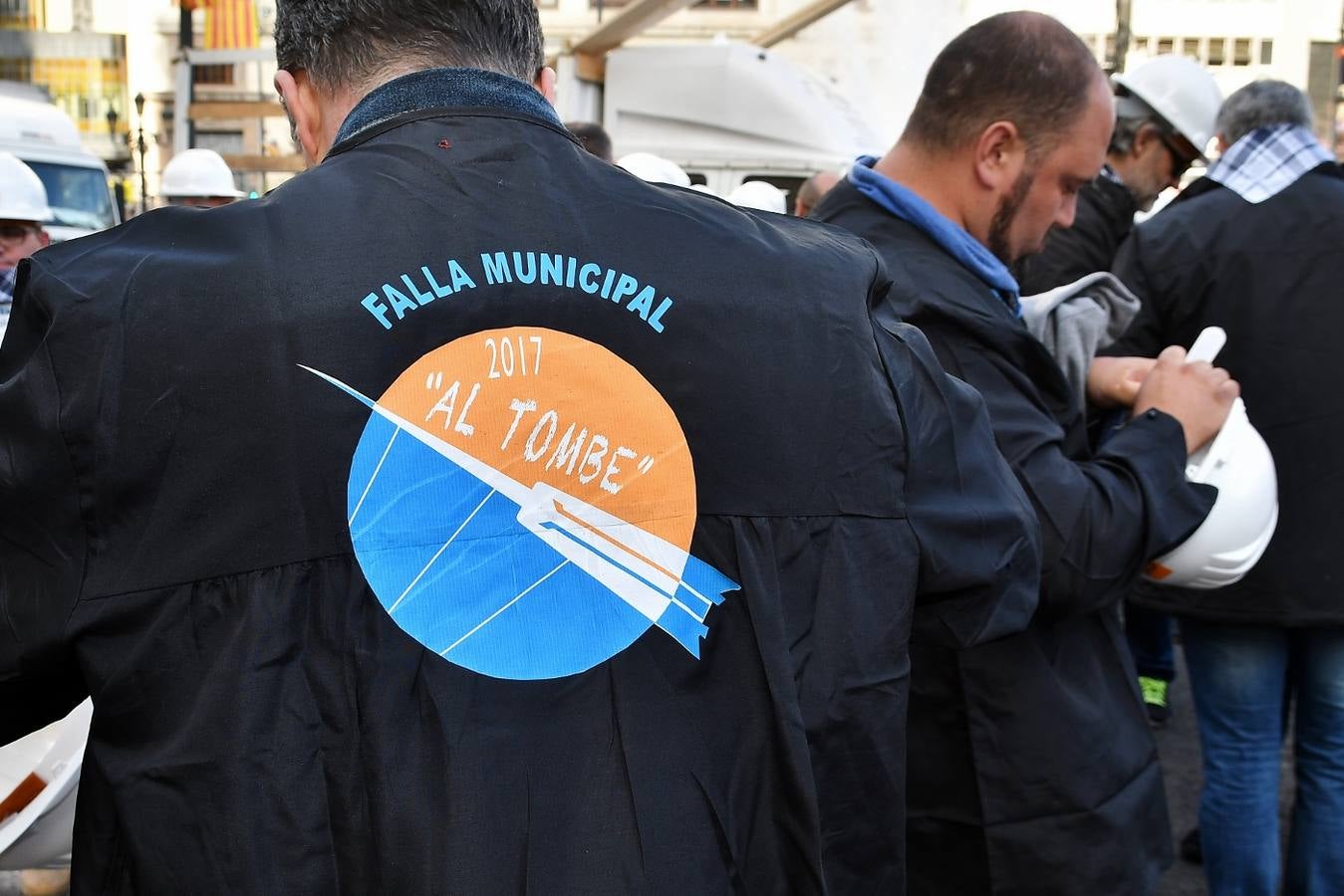 Fotos de la plantà al tombe de la falla de la plaza del Ayuntamiento de Valencia