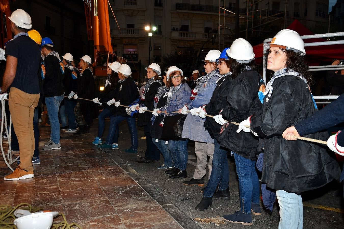 Fotos de la plantà al tombe de la falla de la plaza del Ayuntamiento de Valencia