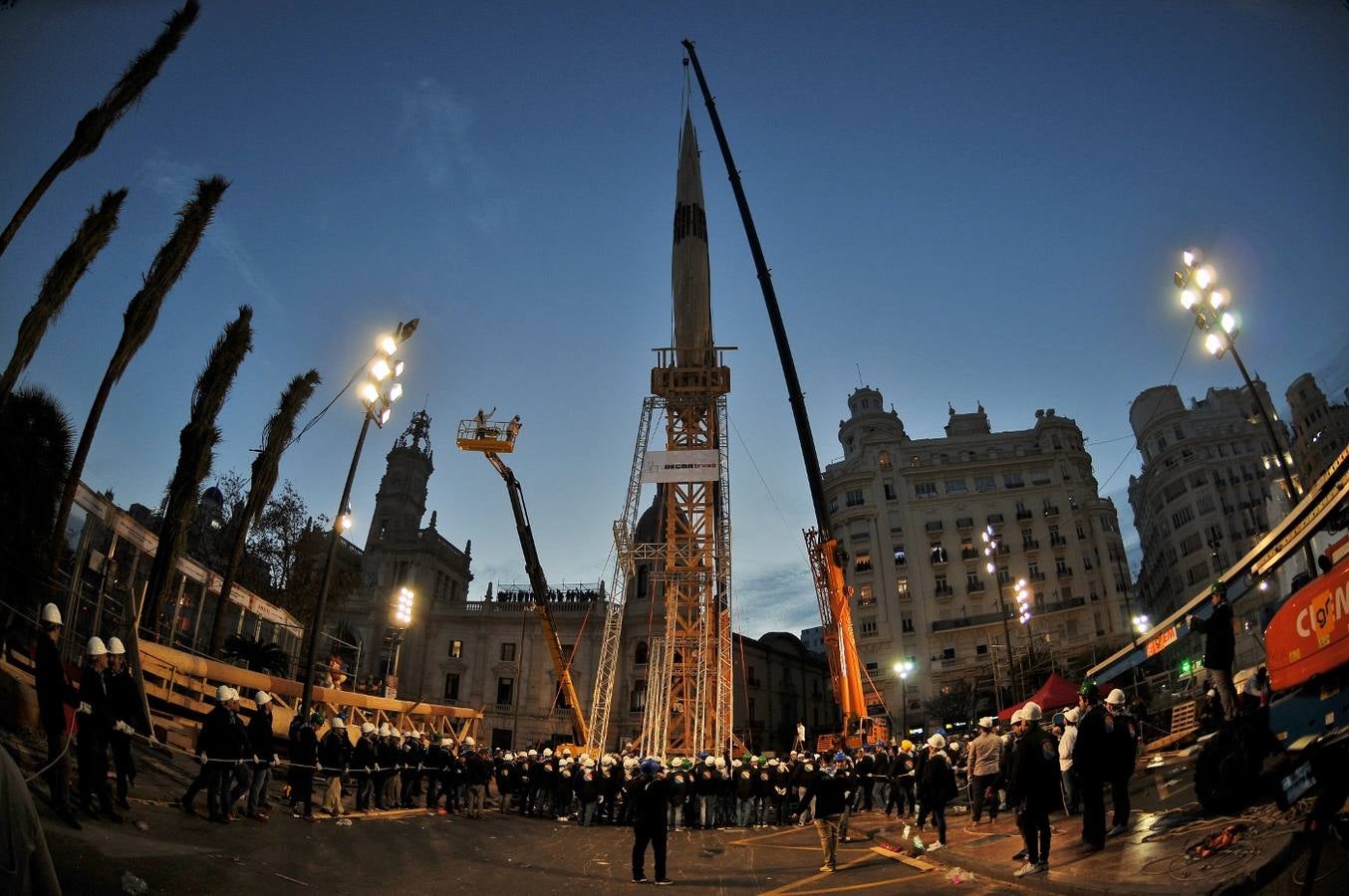 Fotos de la plantà al tombe de la falla de la plaza del Ayuntamiento de Valencia