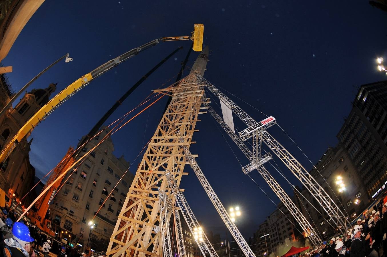 Fotos de la plantà al tombe de la falla de la plaza del Ayuntamiento de Valencia