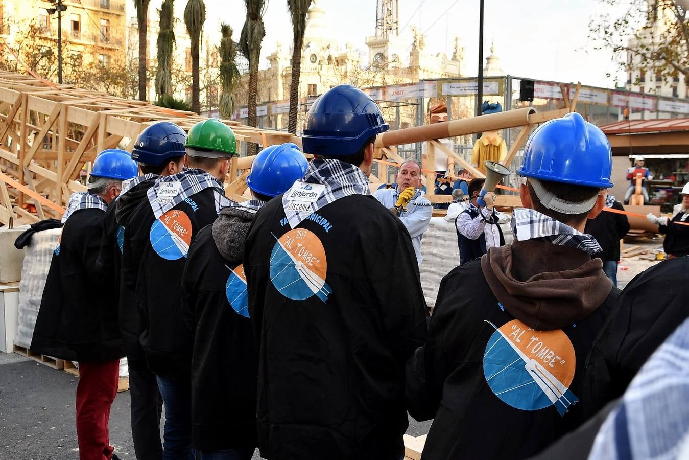 Fotos de la plantà al tombe de la falla de la plaza del Ayuntamiento de Valencia