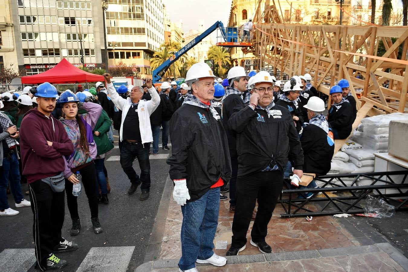 Fotos de la plantà al tombe de la falla de la plaza del Ayuntamiento de Valencia