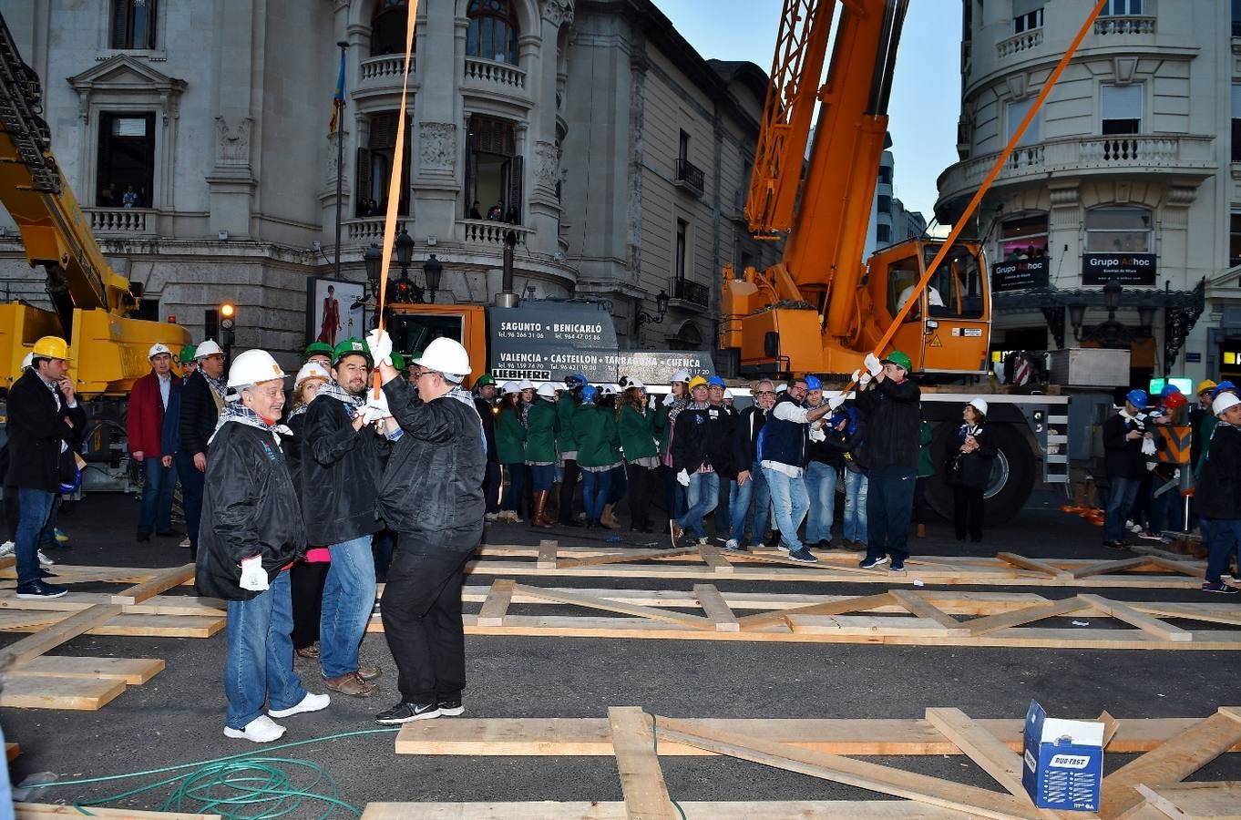 Fotos de la plantà al tombe de la falla de la plaza del Ayuntamiento de Valencia