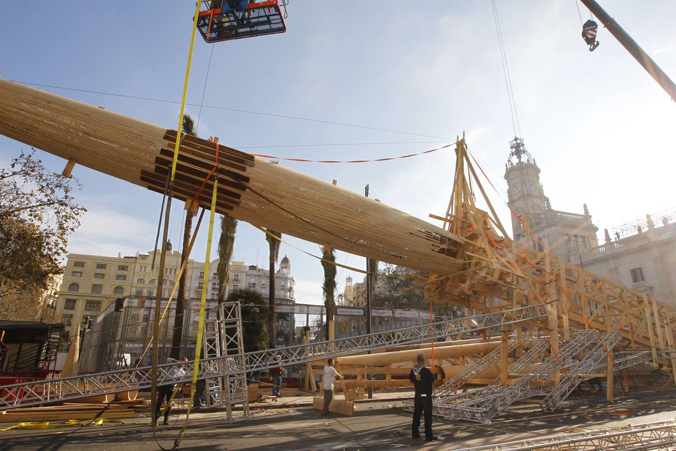 Fotos de la plantà al tombe de la falla de la plaza del Ayuntamiento de Valencia