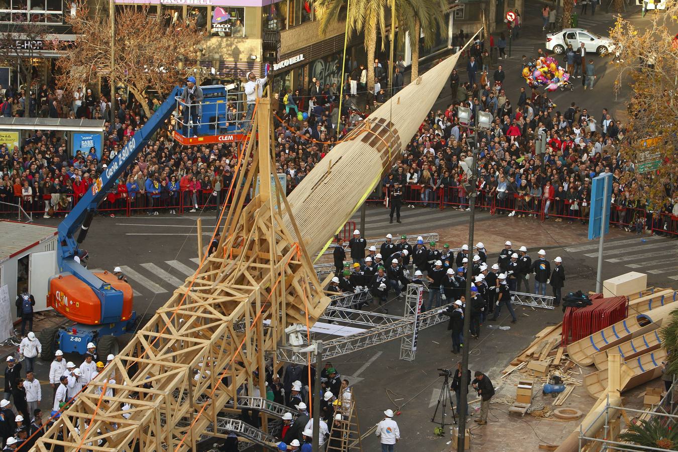 Fotos de la plantà al tombe de la falla de la plaza del Ayuntamiento de Valencia