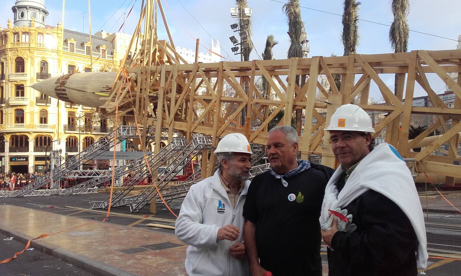 Fotos de la plantà al tombe de la falla de la plaza del Ayuntamiento de Valencia