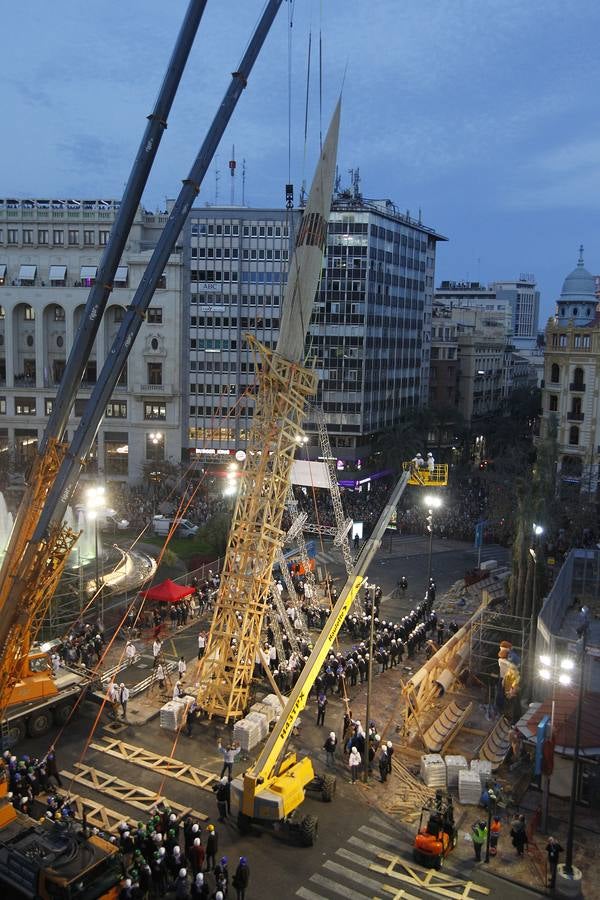 Fotos de la plantà al tombe de la falla de la plaza del Ayuntamiento de Valencia