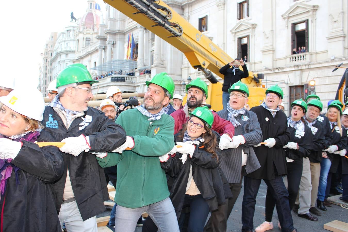 Fotos de la plantà al tombe de la falla de la plaza del Ayuntamiento de Valencia