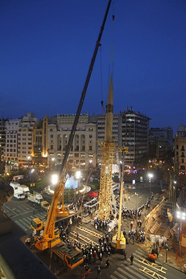 Fotos de la plantà al tombe de la falla de la plaza del Ayuntamiento de Valencia