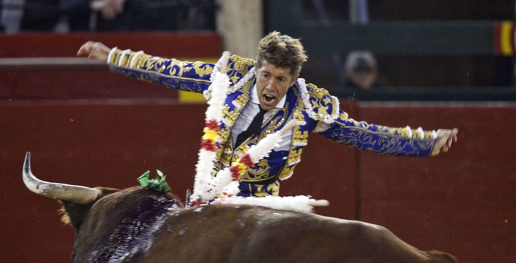 Fotos de la cogida y la faena de Juan José Padilla en la feria de Fallas de Valencia