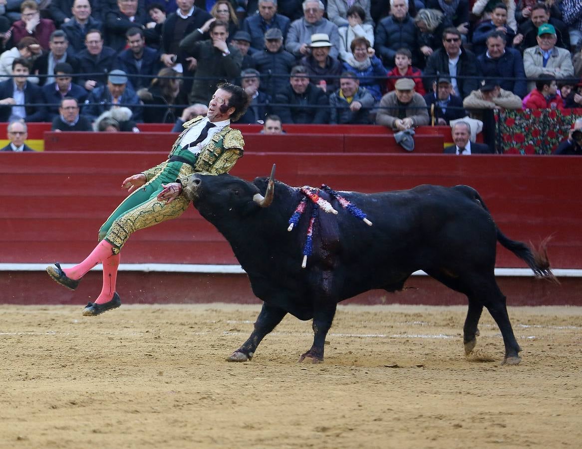 Fotos de la cogida y la faena de Juan José Padilla en la feria de Fallas de Valencia