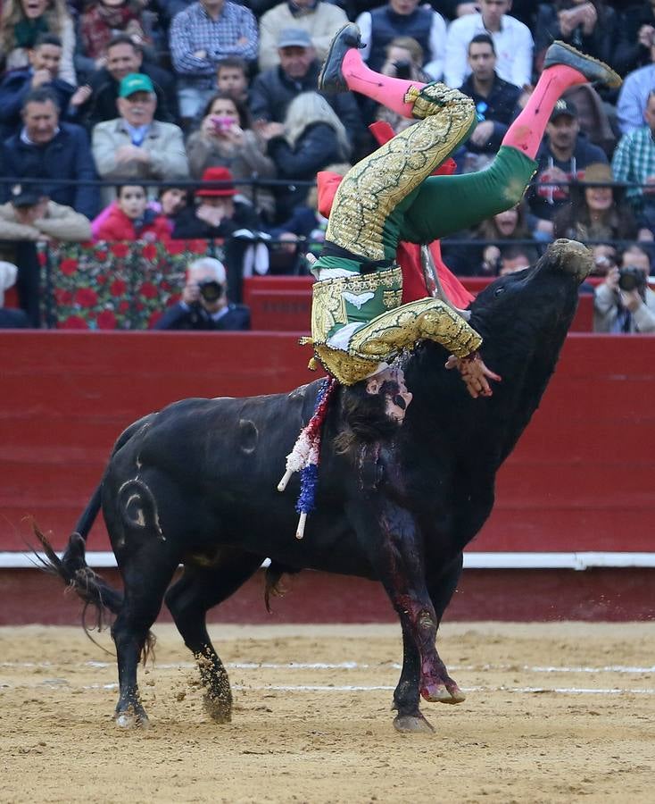 Fotos de la cogida y la faena de Juan José Padilla en la feria de Fallas de Valencia