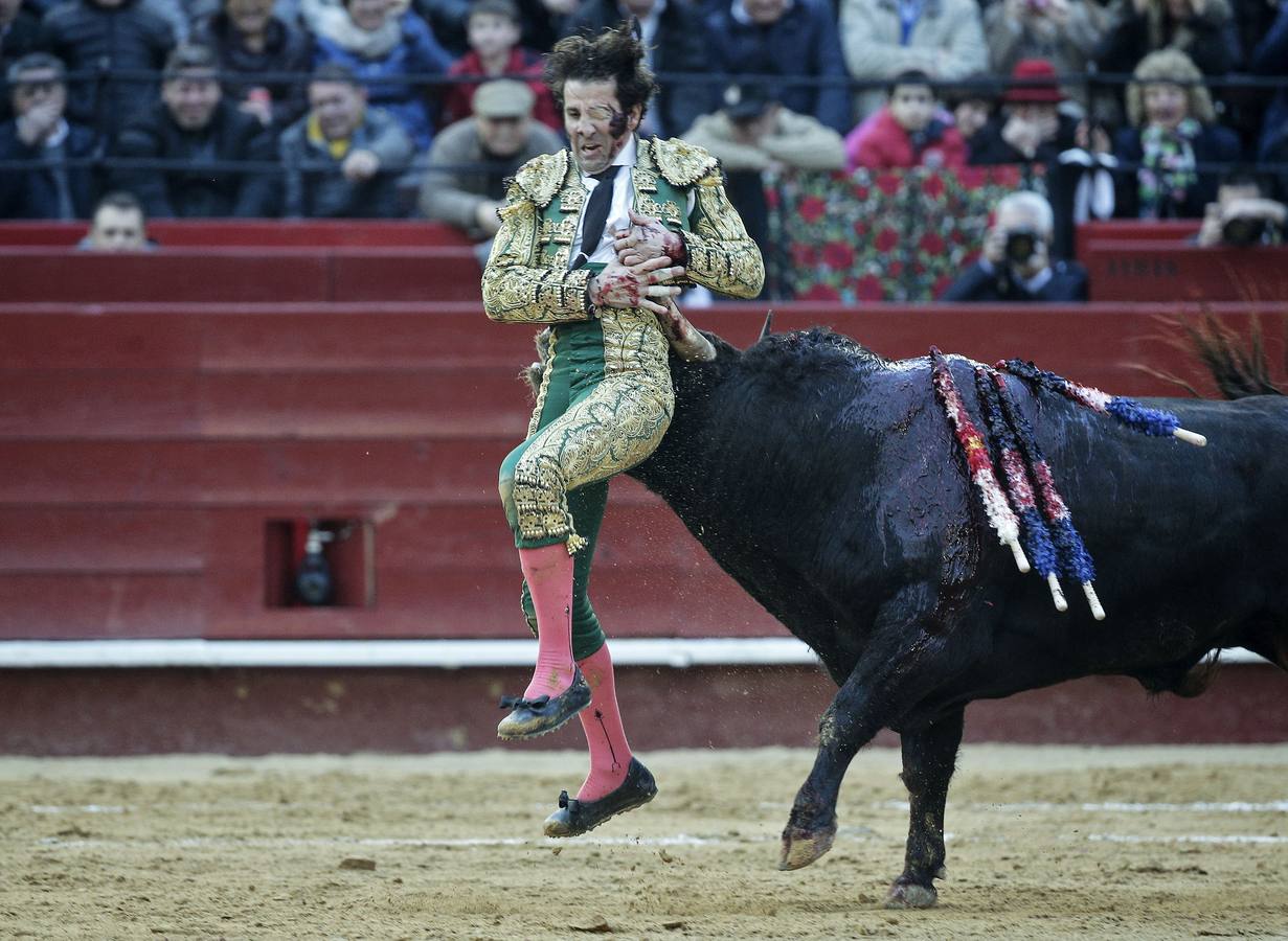 Fotos de la cogida y la faena de Juan José Padilla en la feria de Fallas de Valencia