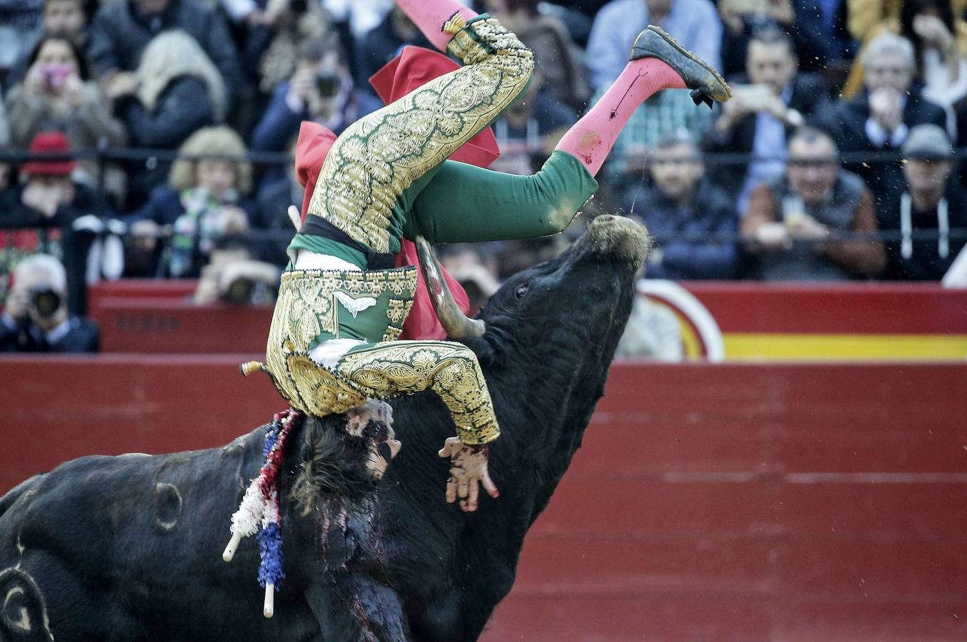 Fotos de la cogida y la faena de Juan José Padilla en la feria de Fallas de Valencia