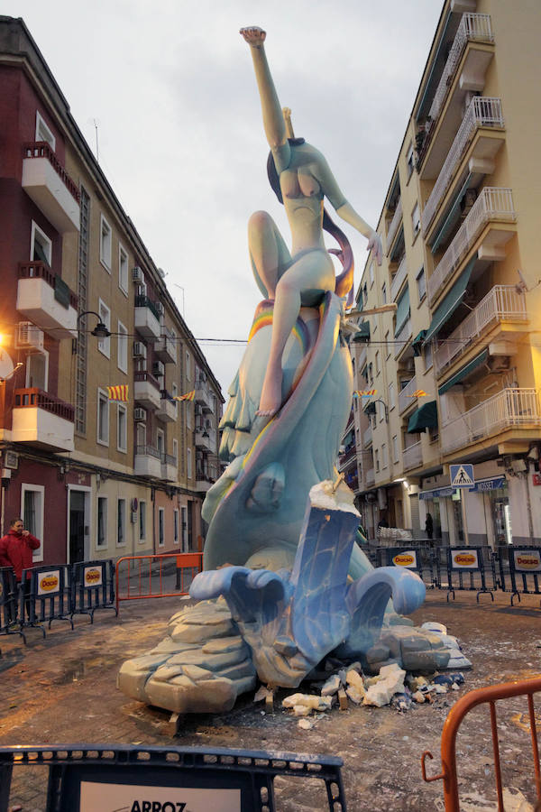 Los daños del temporal en la falla Pio XII - Jaume Roig 'La font de Quart de Poblet (izquierda)