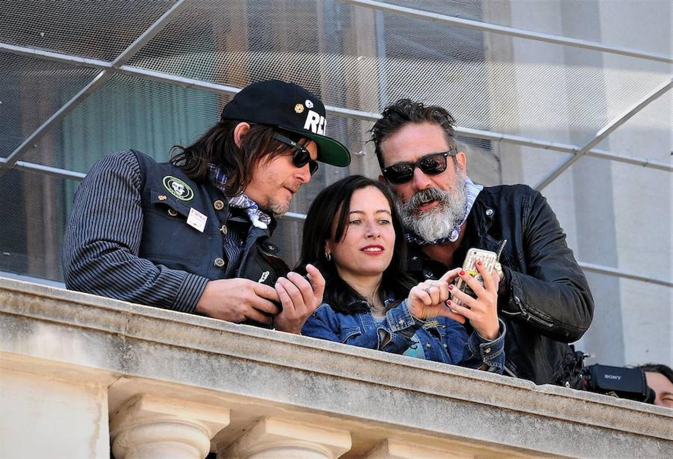 Los actores de Daryl y Negan, de &#039;The Walking Dead&#039;, en la mascletà de Valencia