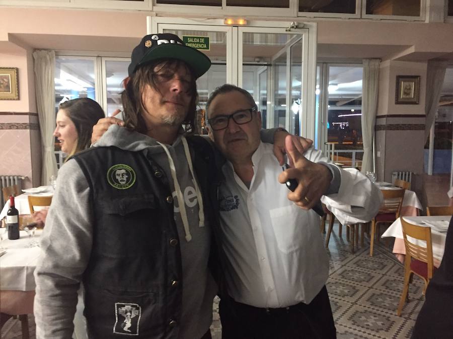 DARYL Y NEGAN DE &#039;THE WALKING DEAD&#039; COMEN PAELLA EN LA PEPICA